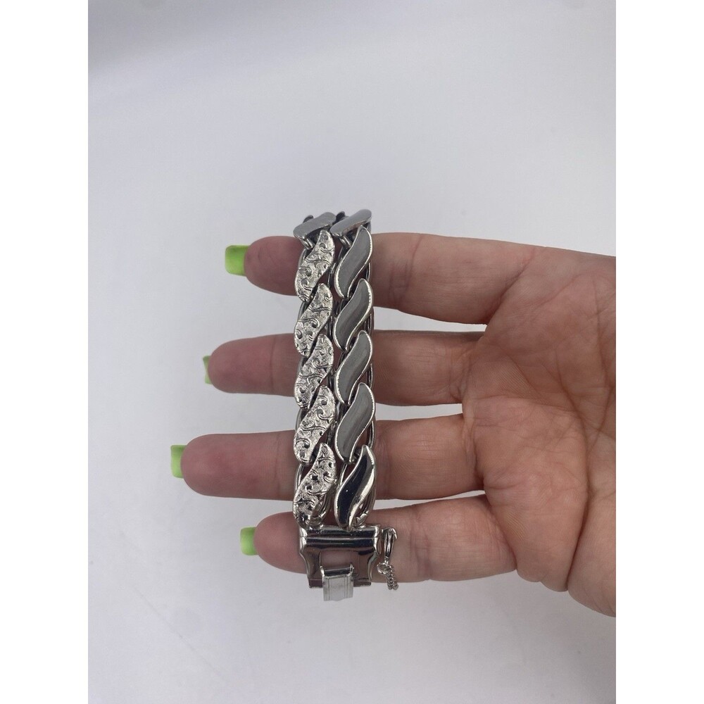 Unbranded Silver Toned Costume Jewelery 8" Total Length Bracelet
